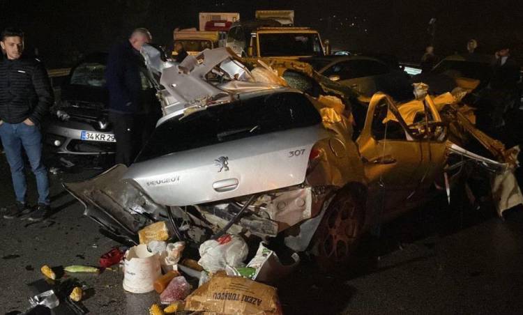 26 Araç Kazaya Karıştı Ortalık Savaş Alanına Döndü 13 Kişi Yaralandı.