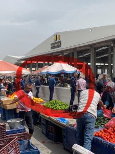 Akşehir’de Şiddetli Rüzgar Üstü Kapalı Perşembe Pazarı’nın Panellerini Uçurdu