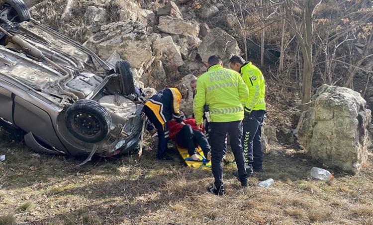 Şarampole Yuvarlanan Otomobilde 2 Kişi Yaralandı.